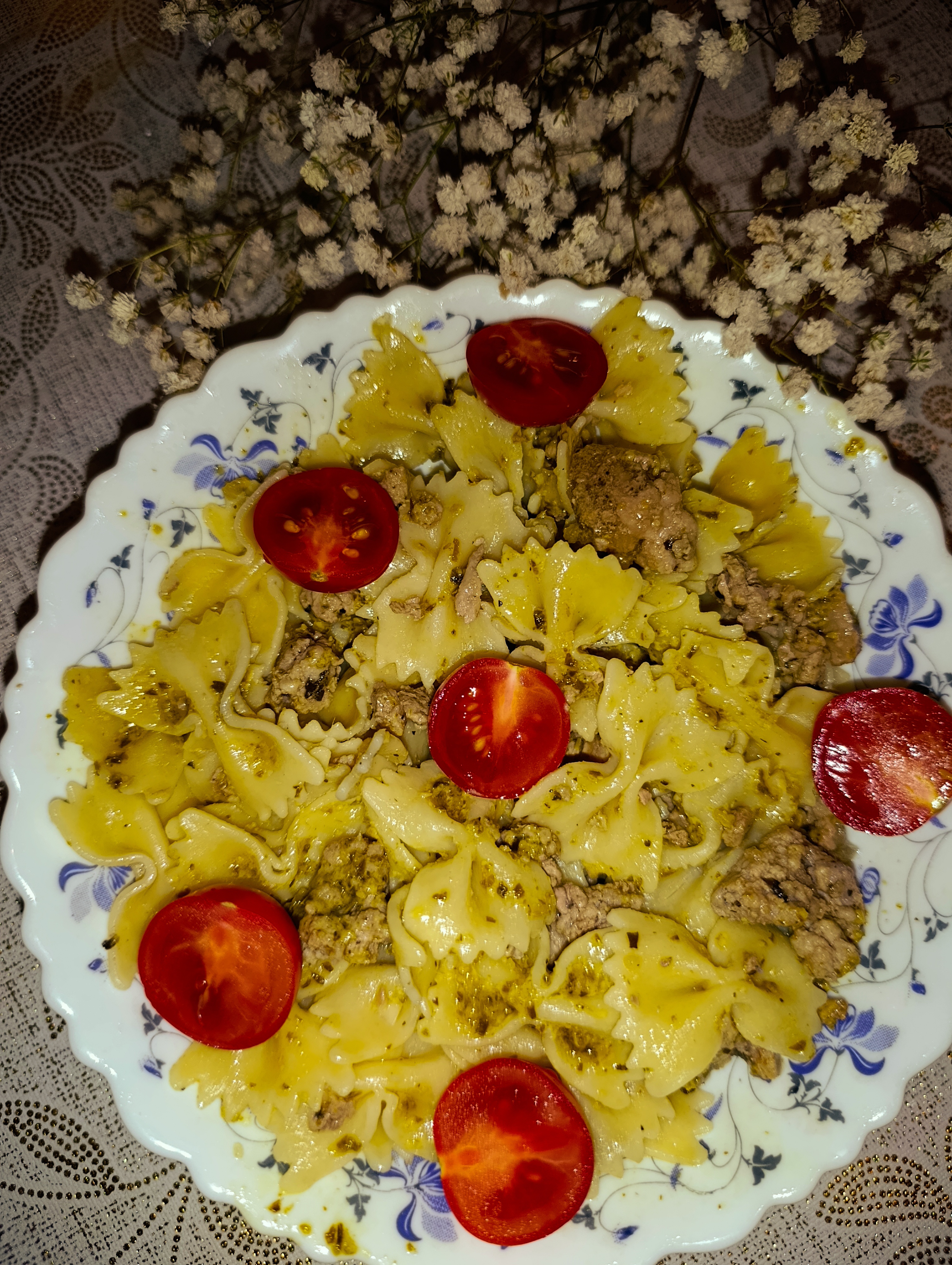 Бантики с фаршем и соусом песто