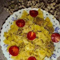 Бантики с фаршем и соусом песто