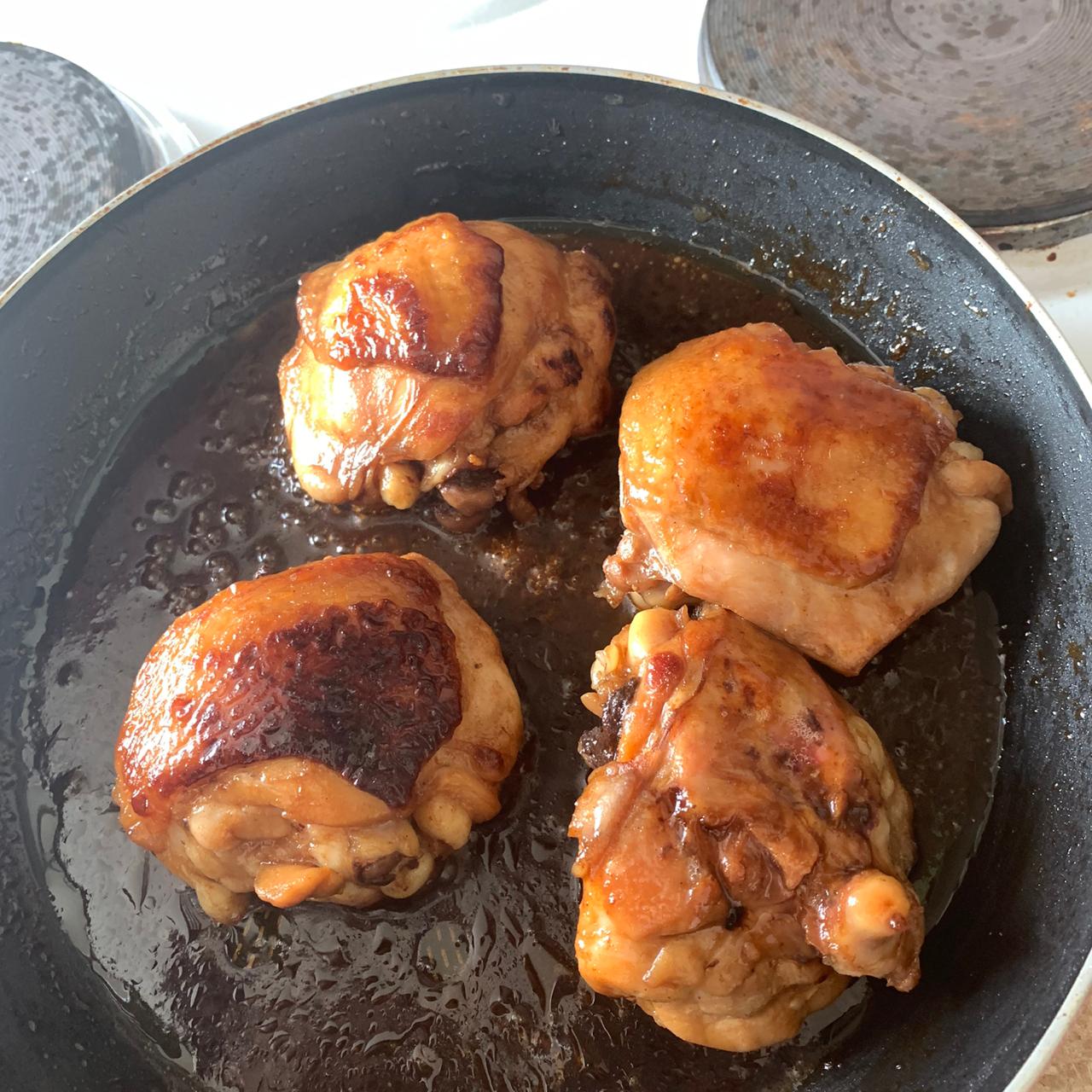 Жареные куриные бедрышки в соусе Амакара
