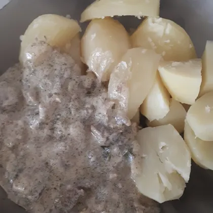 Грибы в сметане и варёная картошечка