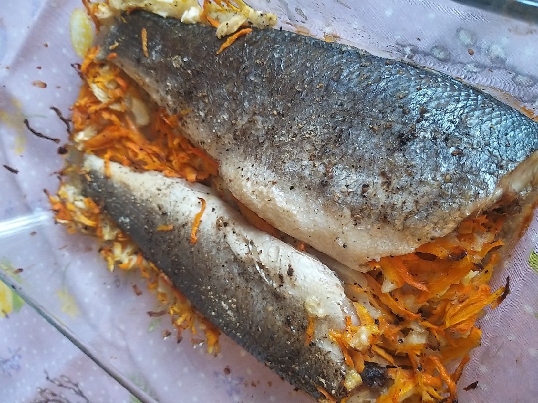 Сибас с морковно-луковой начинкой