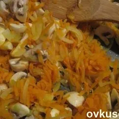 Тушеная капуста с грибами и охотничими колбасками