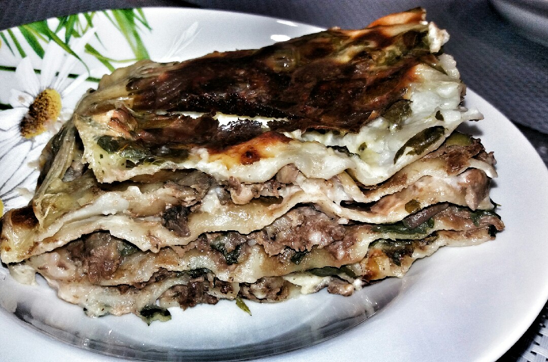 Лазанья с куриными сердечками, шампиньонами и шпинатом