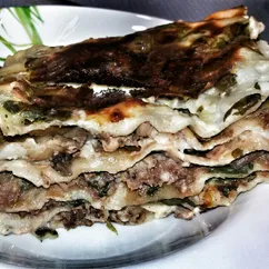 Лазанья с куриными сердечками, шампиньонами и шпинатом