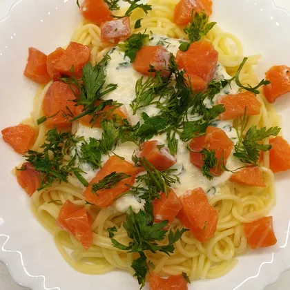 Спагетти с чесночным соусом и рыбой