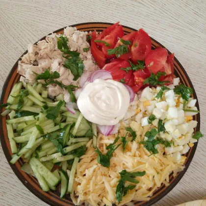 Салат 'Бахор' с курицей и овощами
