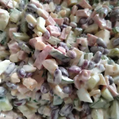 Салат из фасоли с колбасой, яйцом и огурцом