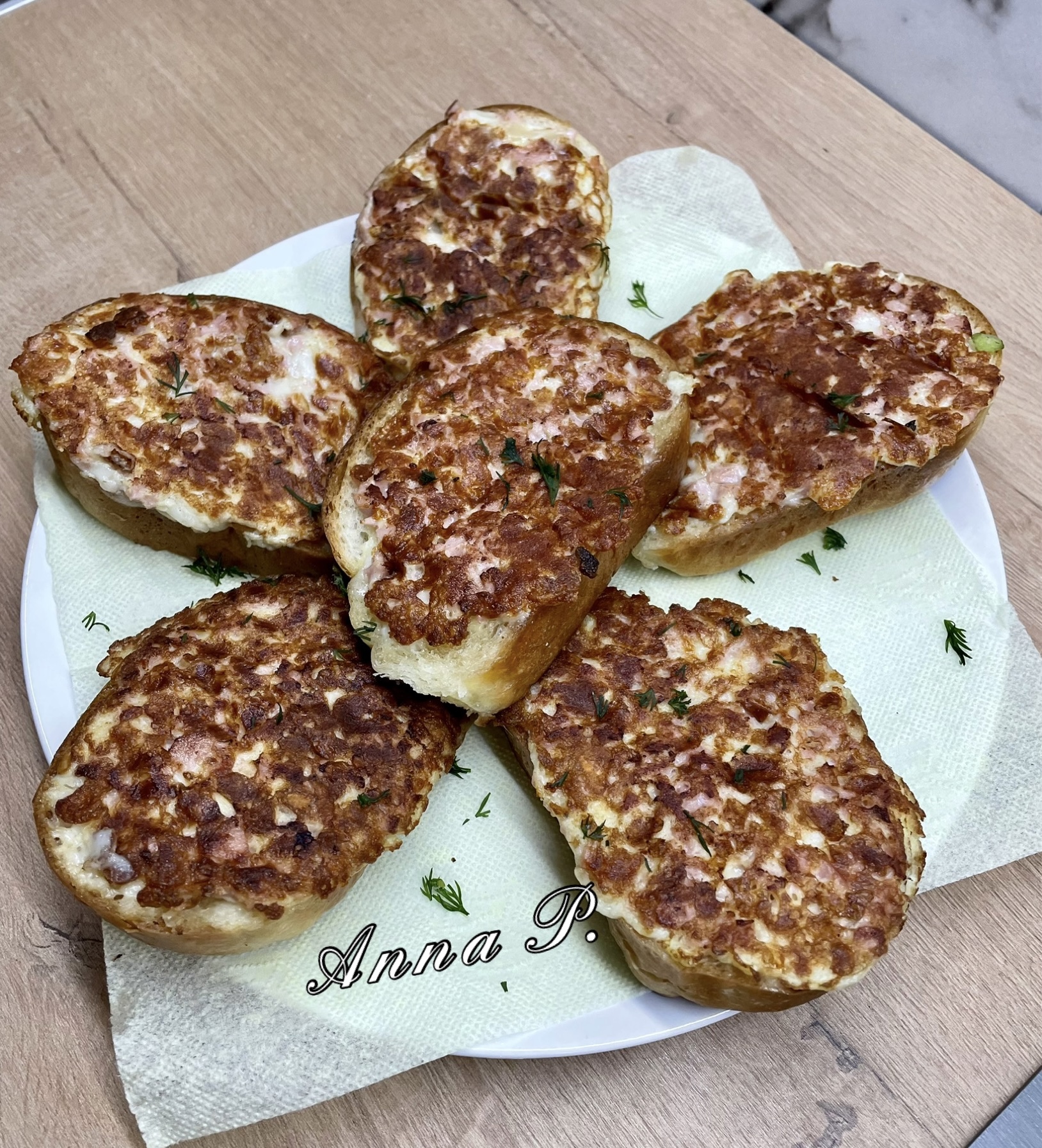 Гренки с сосисками и сыром