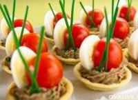 Тарталетки с печеночным муссом, перепелиными яйцами и помидорами черри