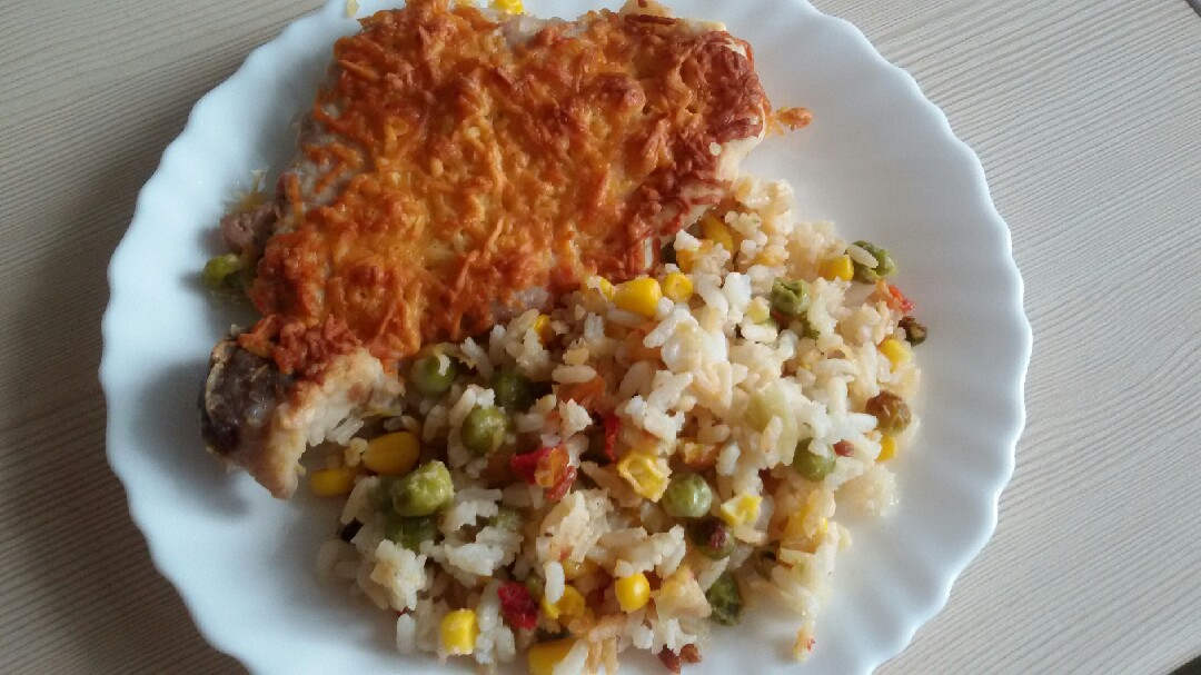 Свиные отбивные под сыром с рисом и овощами
