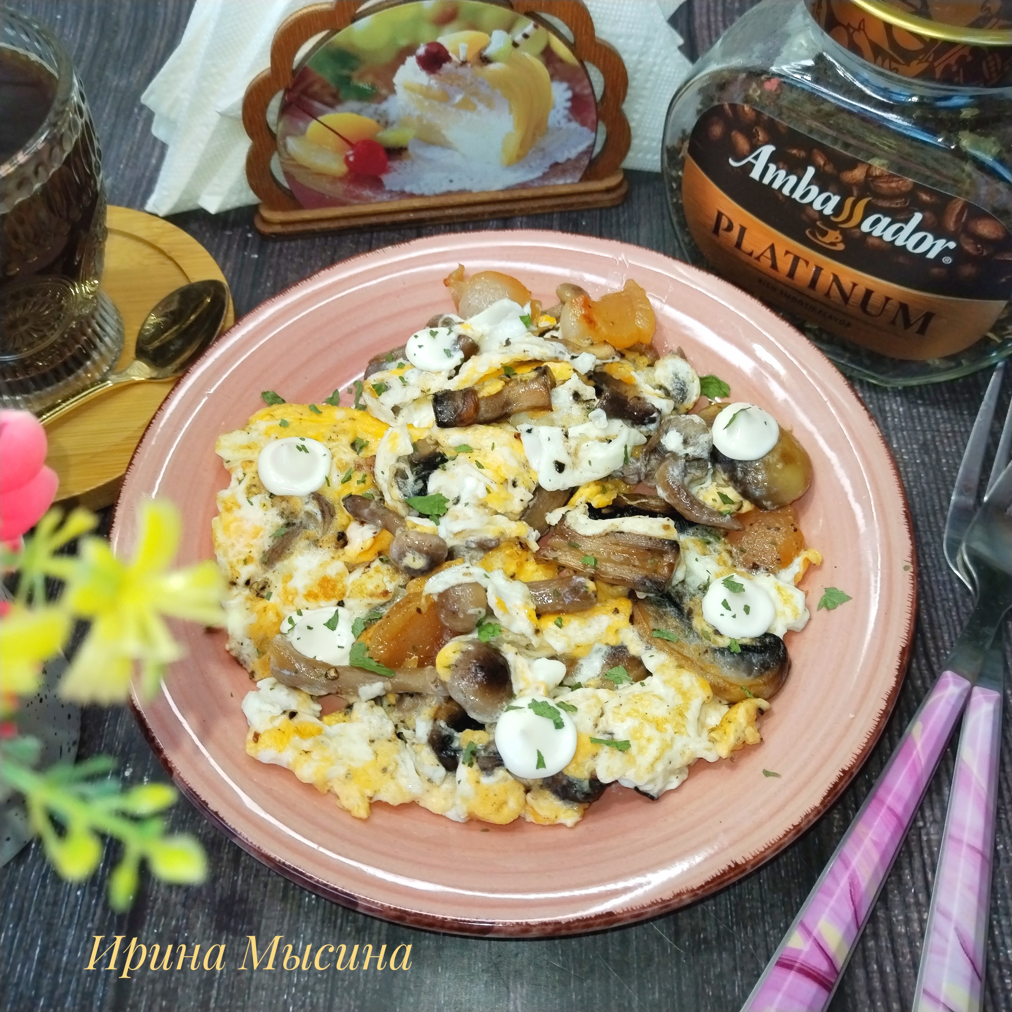 Яичница - скрэмбл на шкварках с грибами 