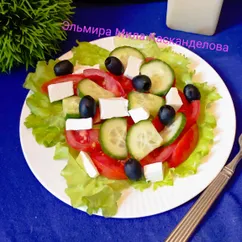 Салат с овощами и сыром