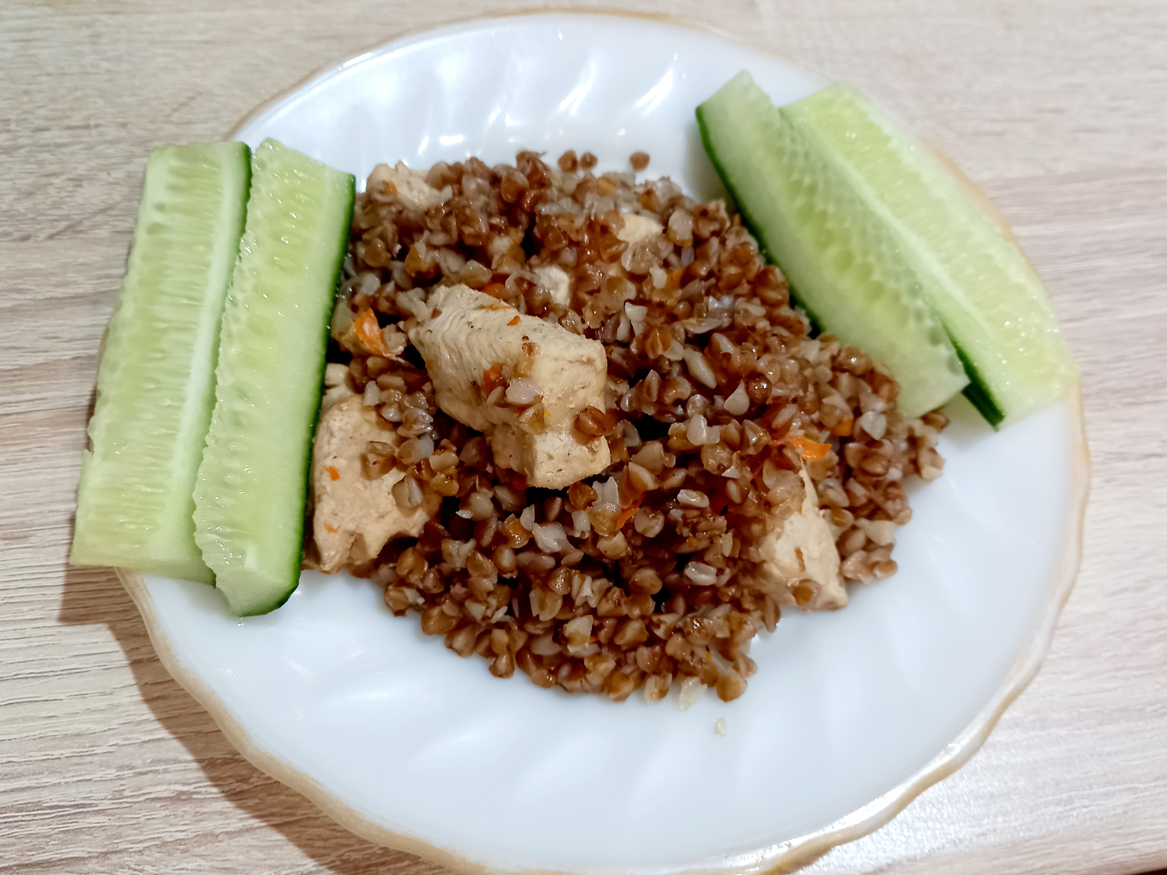 Куриное филе с гречкой и овощами