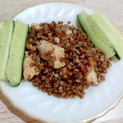 Куриное филе с гречкой и овощами