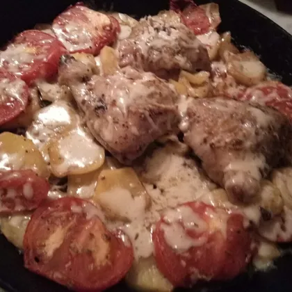 Картофель с куриными бедрышками в соусе,под печенными помидора