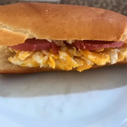 Сэндвич с яйцом и колбасой