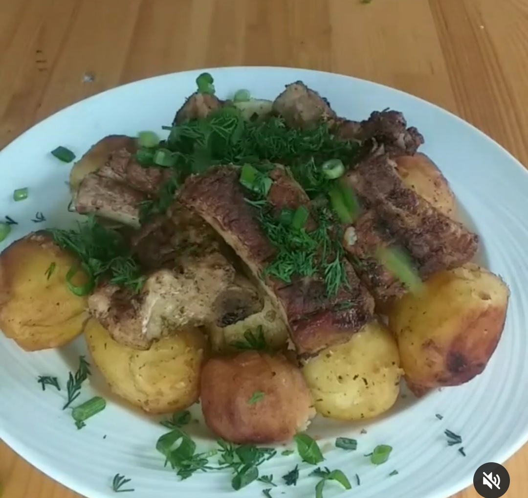 Жареные свиные ребрышки на сковороде - рецепт с фото пошагово