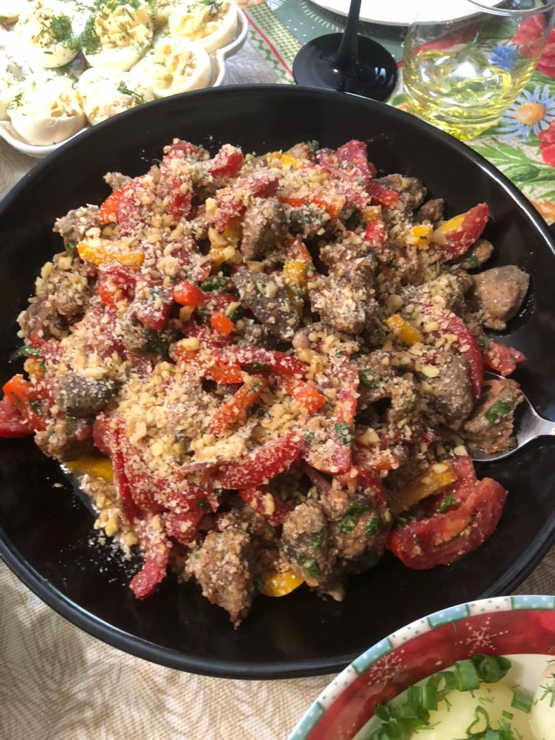Салат с куриной печенью и грецким орехом
