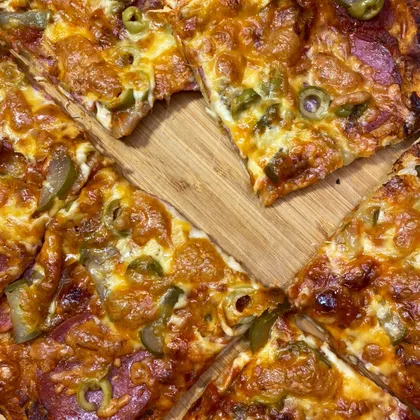 Пицца в духовке на слоеном тесте с салями и оливками