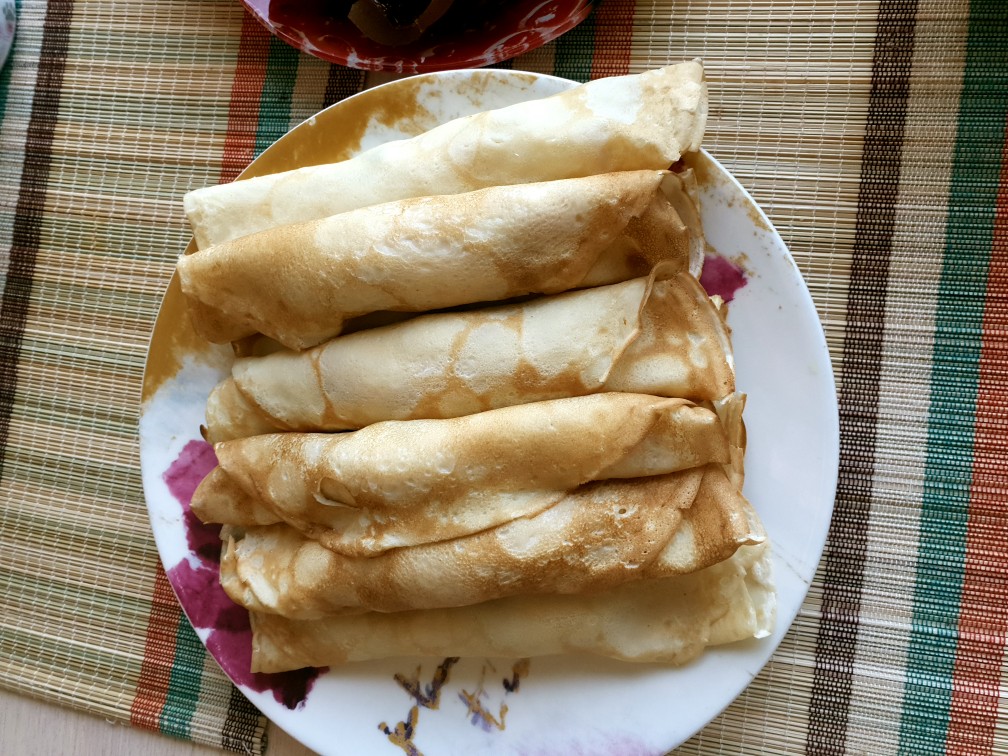 Блинчики с начинкой из творога, сгущенки и вяленой хурмы