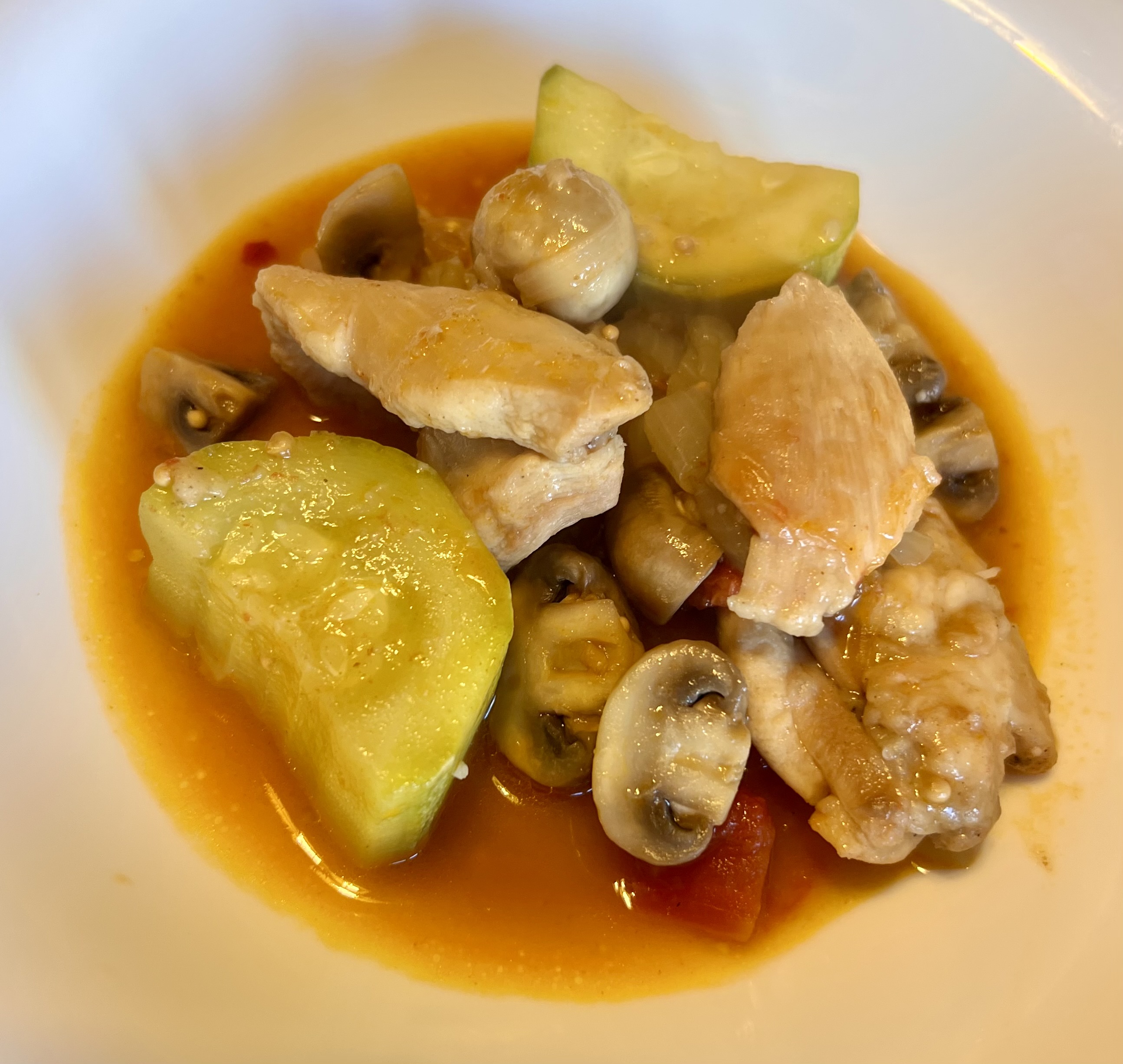 Курица тушенная с кабачками и шампиньонами