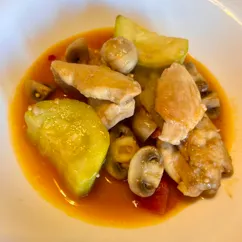 Курица тушенная с кабачками и шампиньонами
