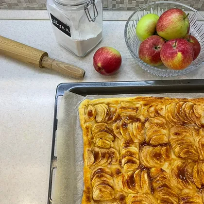 «Ленивый» яблочный пирог с солёной карамелью