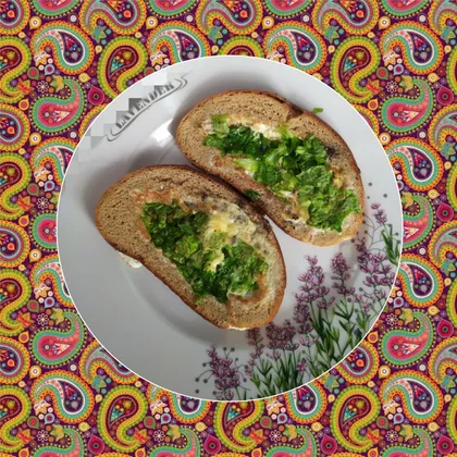 Горячие бутерброды с яйцом и зеленью зелёного салата