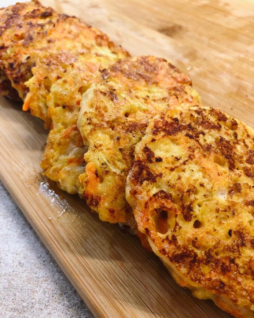 Кабачковые оладьи с морковью и сыром
