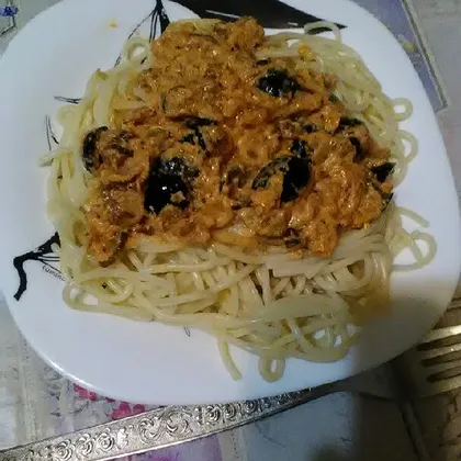 Спагетти с соусом и оливками