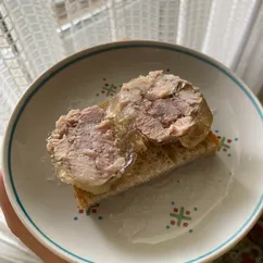 Вареный куриный рулет