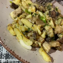 Жареная картошка с грибами и с мясом