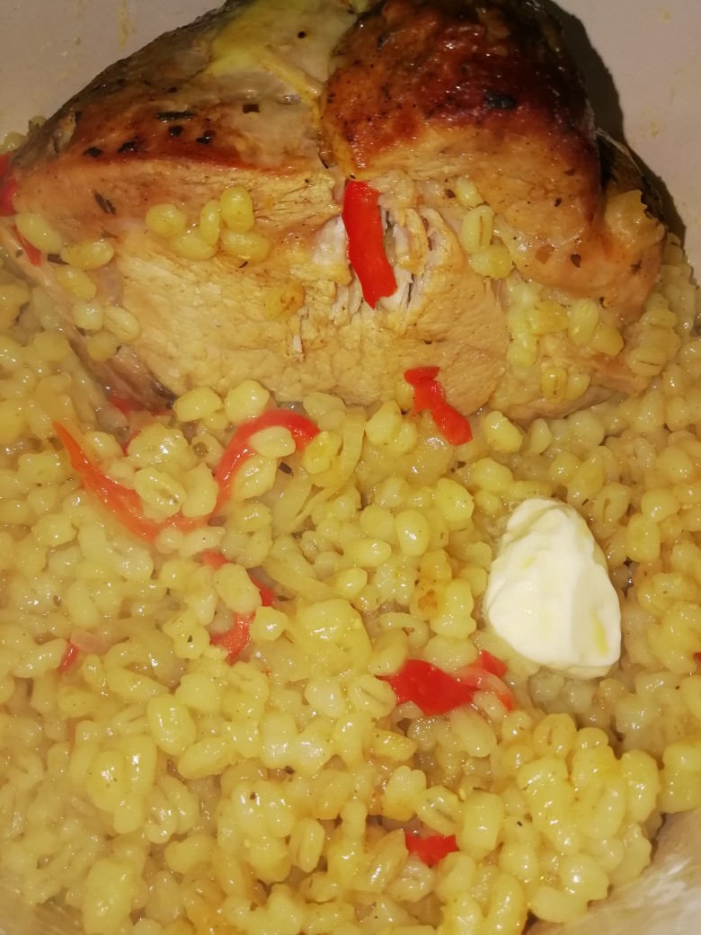 Сочная свинина с перловкой и овощами в духовке