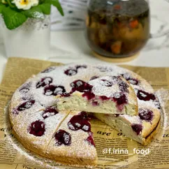 Пирог на яичных белках с вишней 