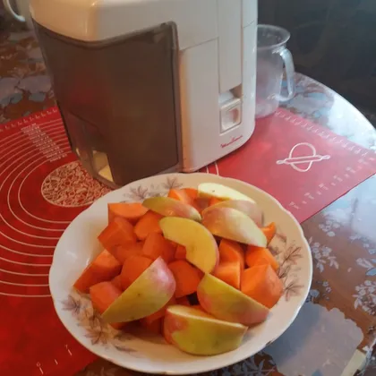 Сок из моркови и яблок