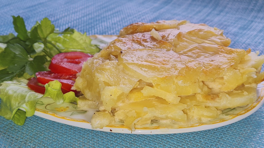 Картофель запеченный в фольге на шпажках с сырно-чесночным соусом
