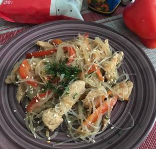 Быстрое азиатское блюдо «Рисовая фунчоза с овощами и курицей»