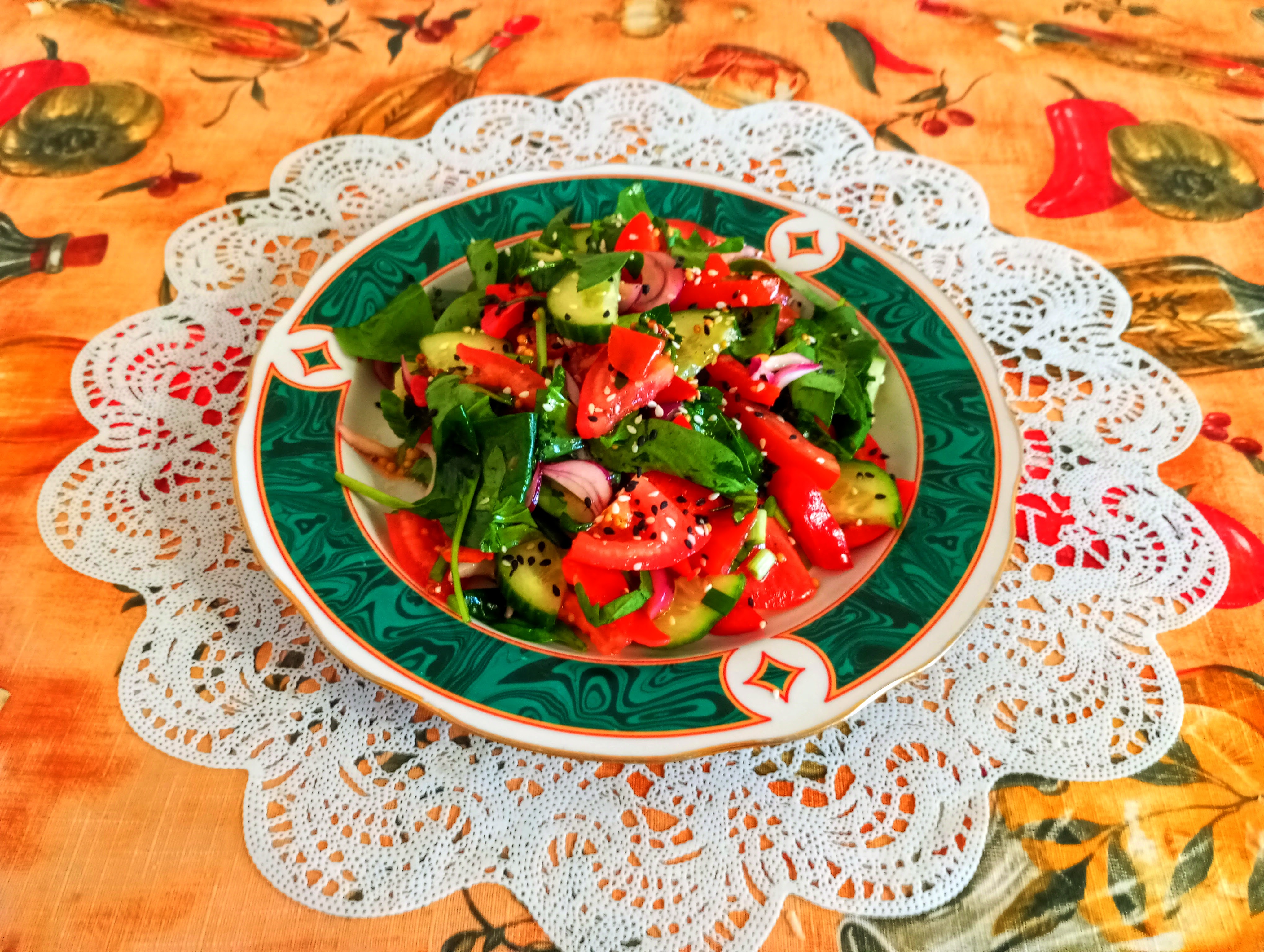 Овощной салат с кунжутом