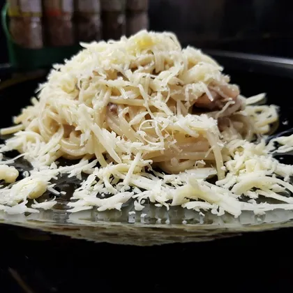 Спагетти с морепродуктами и сыром