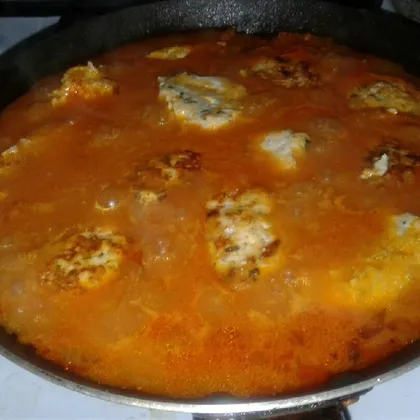 Куриные тефтели в томатном соусе на сковороде