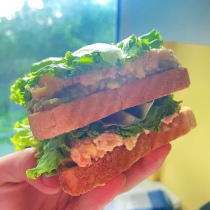 Пп сэндвич с яйцом, авокадо и лососем