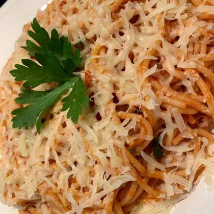 Спагетти с томатной заправкой и пармезаном