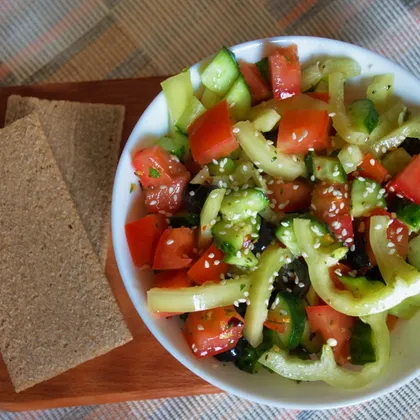 Салат свежий с бальзамическим соусом и кунжутными семечками