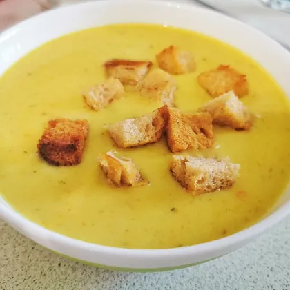 Кабачковый суп-пюре с гренками