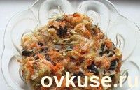 Постный салат с морковью, капустой и черносливом
