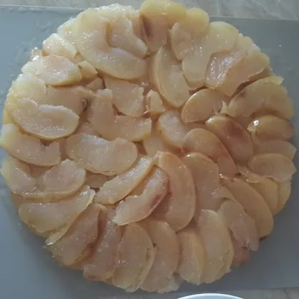 Открытый песочный пирог с карамелизованными яблоками