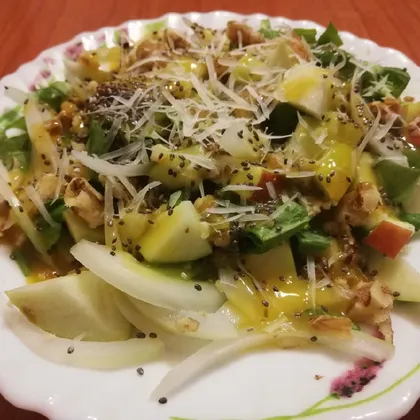 Салат из шпината с яблоком