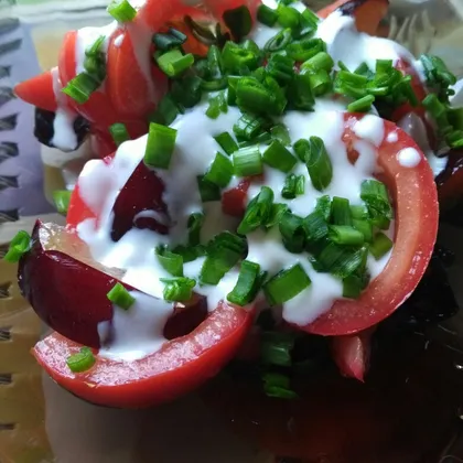 Салат из помидор со сливами