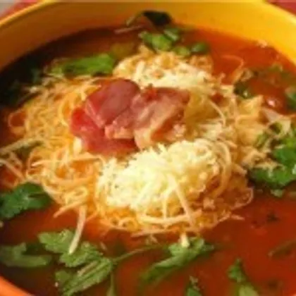 Томатный суп с сыром, овощами и вином
