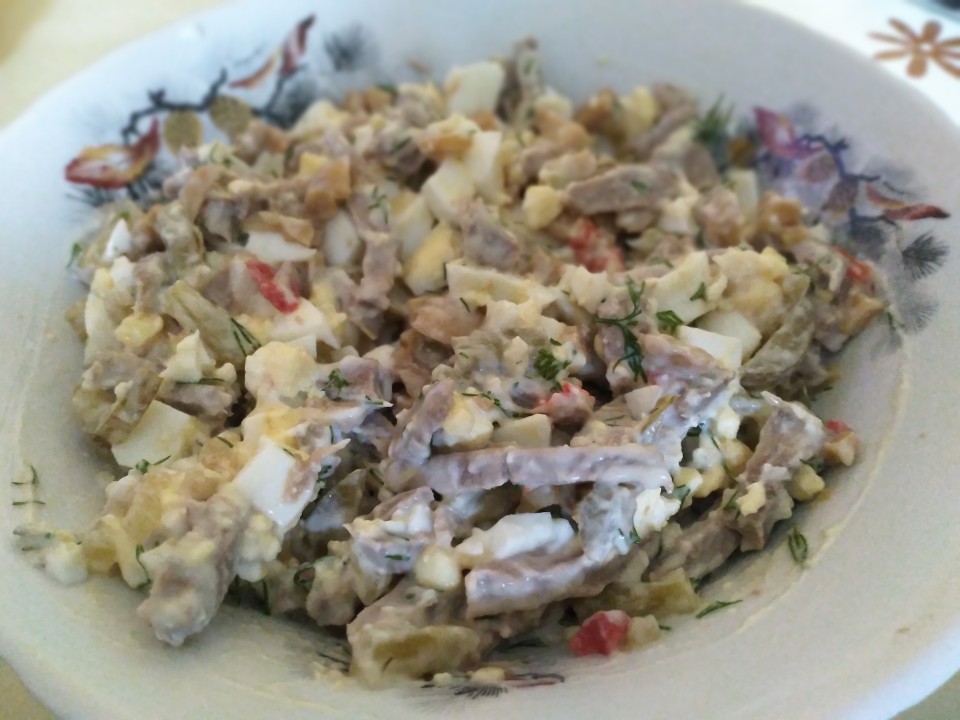 Салат с языком и маринованными шампиньонами